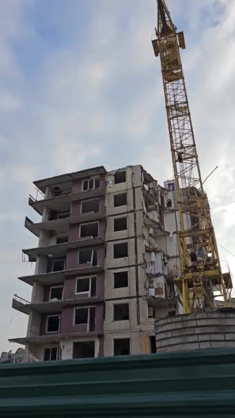 Roket Tarafından Yok Edilen Binanın Parçalarını Sökmeye Başladılar Füze Çok — Stok video