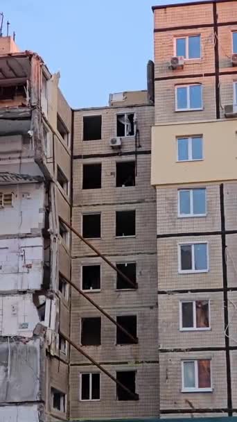 Roket Tarafından Yok Edilen Binanın Parçalarını Sökmeye Başladılar Füze Çok — Stok video