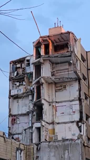 Άρχισαν Διαλύουν Τμήματα Του Κτιρίου Που Καταστράφηκαν Από Τον Πύραυλο — Αρχείο Βίντεο