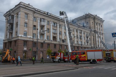 Bir Rus füzesi Ukrayna 'nın Dnepr şehrindeki bir yerleşim yerine isabet etti. 04 / 19 / 24 'teki büyük bir füze saldırısından sonra apartman hasar gördü. Savaş yaraları. Saldırının sonuçları.