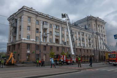 Bir Rus füzesi Ukrayna 'nın Dnepr şehrindeki bir yerleşim yerine isabet etti. 04 / 19 / 24 'teki büyük bir füze saldırısından sonra apartman hasar gördü. Savaş yaraları. Saldırının sonuçları.