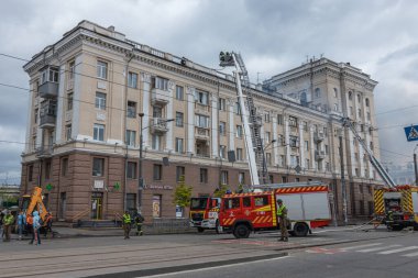 Bir Rus füzesi Ukrayna 'nın Dnepr şehrindeki bir yerleşim yerine isabet etti. 04 / 19 / 24 'teki büyük bir füze saldırısından sonra apartman hasar gördü. Savaş yaraları. Saldırının sonuçları.