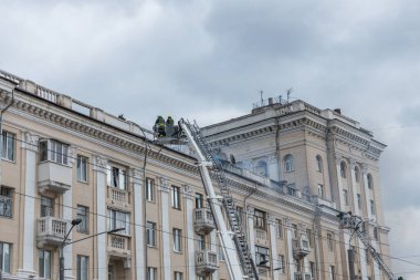 Bir Rus füzesi Ukrayna 'nın Dnepr şehrindeki bir yerleşim yerine isabet etti. 04 / 19 / 24 'teki büyük bir füze saldırısından sonra apartman hasar gördü. Savaş yaraları. Saldırının sonuçları.