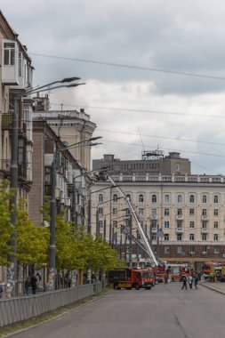 Bir Rus füzesi Ukrayna 'nın Dnepr şehrindeki bir yerleşim yerine isabet etti. 04 / 19 / 24 'teki büyük bir füze saldırısından sonra apartman hasar gördü. Savaş yaraları. Saldırının sonuçları.