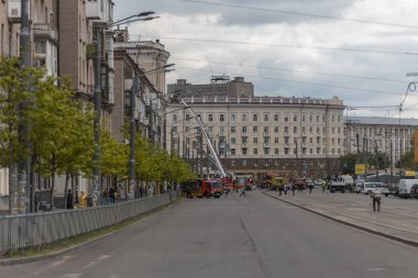 Bir Rus füzesi Ukrayna 'nın Dnepr şehrindeki bir yerleşim yerine isabet etti. 04 / 19 / 24 'teki büyük bir füze saldırısından sonra apartman hasar gördü. Savaş yaraları. Saldırının sonuçları.
