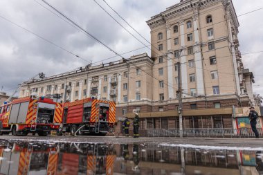 Bir Rus füzesi Ukrayna 'nın Dnepr şehrindeki bir yerleşim yerine isabet etti. 04 / 19 / 24 'teki büyük bir füze saldırısından sonra apartman hasar gördü. Savaş yaraları. Saldırının sonuçları.