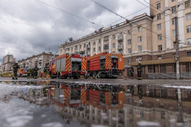 Bir Rus füzesi Ukrayna 'nın Dnepr şehrindeki bir yerleşim yerine isabet etti. 04 / 19 / 24 'teki büyük bir füze saldırısından sonra apartman hasar gördü. Savaş yaraları. Saldırının sonuçları.