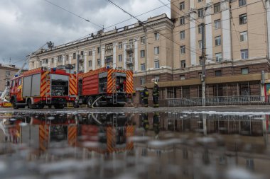 Bir Rus füzesi Ukrayna 'nın Dnepr şehrindeki bir yerleşim yerine isabet etti. 04 / 19 / 24 'teki büyük bir füze saldırısından sonra apartman hasar gördü. Savaş yaraları. Saldırının sonuçları.