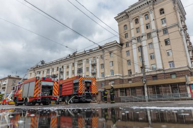 Bir Rus füzesi Ukrayna 'nın Dnepr şehrindeki bir yerleşim yerine isabet etti. 04 / 19 / 24 'teki büyük bir füze saldırısından sonra apartman hasar gördü. Savaş yaraları. Saldırının sonuçları.
