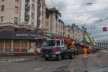 Bir Rus füzesi Ukrayna 'nın Dnepr şehrindeki bir yerleşim yerine isabet etti. 04 / 19 / 24 'teki büyük bir füze saldırısından sonra apartman hasar gördü. Savaş yaraları. Saldırının sonuçları.