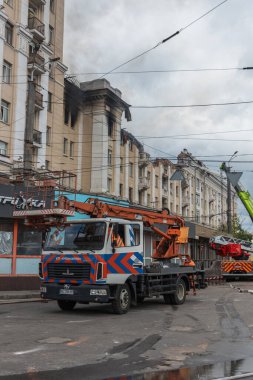 Bir Rus füzesi Ukrayna 'nın Dnepr şehrindeki bir yerleşim yerine isabet etti. 04 / 19 / 24 'teki büyük bir füze saldırısından sonra apartman hasar gördü. Savaş yaraları. Saldırının sonuçları.