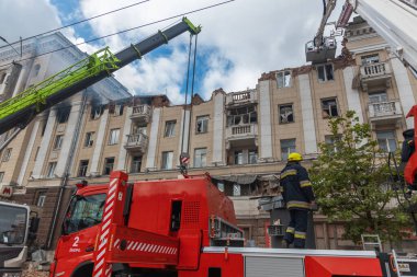 Bir Rus füzesi Ukrayna 'nın Dnepr şehrindeki bir yerleşim yerine isabet etti. 04 / 19 / 24 'teki büyük bir füze saldırısından sonra apartman hasar gördü. Savaş yaraları. Saldırının sonuçları.