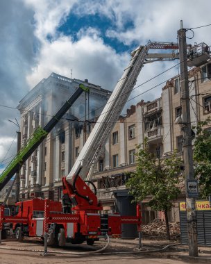 Bir Rus füzesi Ukrayna 'nın Dnepr şehrindeki bir yerleşim yerine isabet etti. 04 / 19 / 24 'teki büyük bir füze saldırısından sonra apartman hasar gördü. Savaş yaraları. Saldırının sonuçları.