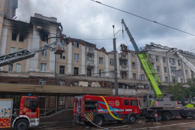 Bir Rus füzesi Ukrayna 'nın Dnepr şehrindeki bir yerleşim yerine isabet etti. 04 / 19 / 24 'teki büyük bir füze saldırısından sonra apartman hasar gördü. Savaş yaraları. Saldırının sonuçları.