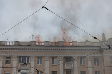 Bir Rus füzesi Ukrayna 'nın Dnepr şehrindeki bir yerleşim yerine isabet etti. 04 / 19 / 24 'teki büyük bir füze saldırısından sonra apartman hasar gördü. Savaş yaraları. Saldırının sonuçları.