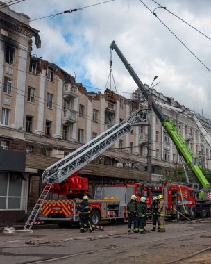 Bir Rus füzesi Ukrayna 'nın Dnepr şehrindeki bir yerleşim yerine isabet etti. 04 / 19 / 24 'teki büyük bir füze saldırısından sonra apartman hasar gördü. Savaş yaraları. Saldırının sonuçları.