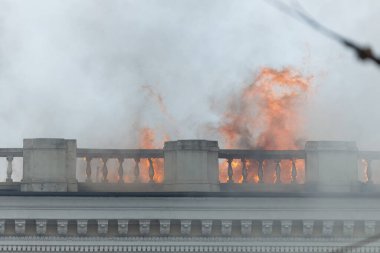 Bir Rus füzesi Ukrayna 'nın Dnepr şehrindeki bir yerleşim yerine isabet etti. 04 / 19 / 24 'teki büyük bir füze saldırısından sonra apartman hasar gördü. Savaş yaraları. Saldırının sonuçları.