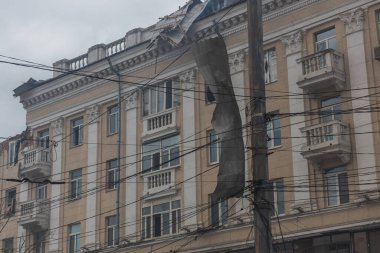 Bir Rus füzesi Ukrayna 'nın Dnepr şehrindeki bir yerleşim yerine isabet etti. 04 / 19 / 24 'teki büyük bir füze saldırısından sonra apartman hasar gördü. Savaş yaraları. Saldırının sonuçları.