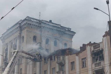 Bir Rus füzesi Ukrayna 'nın Dnepr şehrindeki bir yerleşim yerine isabet etti. 04 / 19 / 24 'teki büyük bir füze saldırısından sonra apartman hasar gördü. Savaş yaraları. Saldırının sonuçları.