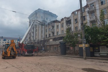 Bir Rus füzesi Ukrayna 'nın Dnepr şehrindeki bir yerleşim yerine isabet etti. 04 / 19 / 24 'teki büyük bir füze saldırısından sonra apartman hasar gördü. Savaş yaraları. Saldırının sonuçları.