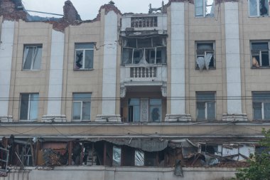 Bir Rus füzesi Ukrayna 'nın Dnepr şehrindeki bir yerleşim yerine isabet etti. 04 / 19 / 24 'teki büyük bir füze saldırısından sonra apartman hasar gördü. Savaş yaraları. Saldırının sonuçları.