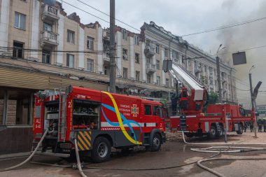 Bir Rus füzesi Ukrayna 'nın Dnepr şehrindeki bir yerleşim yerine isabet etti. 04 / 19 / 24 'teki büyük bir füze saldırısından sonra apartman hasar gördü. Savaş yaraları. Saldırının sonuçları.