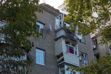 Bir Rus füzesi Ukrayna 'nın Dnepr şehrindeki bir yerleşim yerine isabet etti. 04 / 19 / 24 'teki büyük bir füze saldırısından sonra apartman hasar gördü. Savaş yaraları. Saldırının sonuçları.