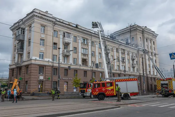 Bir Rus füzesi Ukrayna 'nın Dnepr şehrindeki bir yerleşim yerine isabet etti. 04 / 19 / 24 'teki büyük bir füze saldırısından sonra apartman hasar gördü. Savaş yaraları. Saldırının sonuçları.