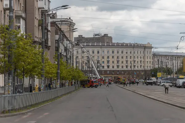 Bir Rus füzesi Ukrayna 'nın Dnepr şehrindeki bir yerleşim yerine isabet etti. 04 / 19 / 24 'teki büyük bir füze saldırısından sonra apartman hasar gördü. Savaş yaraları. Saldırının sonuçları.