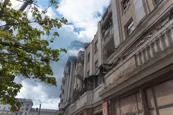 Bir Rus füzesi Ukrayna 'nın Dnepr şehrindeki bir yerleşim yerine isabet etti. 04 / 19 / 24 'teki büyük bir füze saldırısından sonra apartman hasar gördü. Savaş yaraları. Saldırının sonuçları.