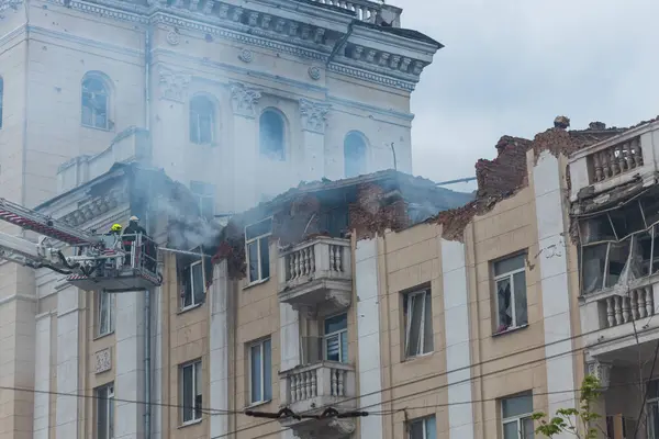 Bir Rus füzesi Ukrayna 'nın Dnepr şehrindeki bir yerleşim yerine isabet etti. 04 / 19 / 24 'teki büyük bir füze saldırısından sonra apartman hasar gördü. Savaş yaraları. Saldırının sonuçları.