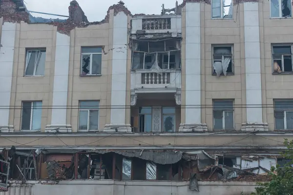 一枚俄罗斯导弹击中了乌克兰第聂伯市的一座住宅大楼 在24年4月19日大规模导弹袭击后被毁的公寓楼 战争的伤痕 袭击的后果 免版税图库图片