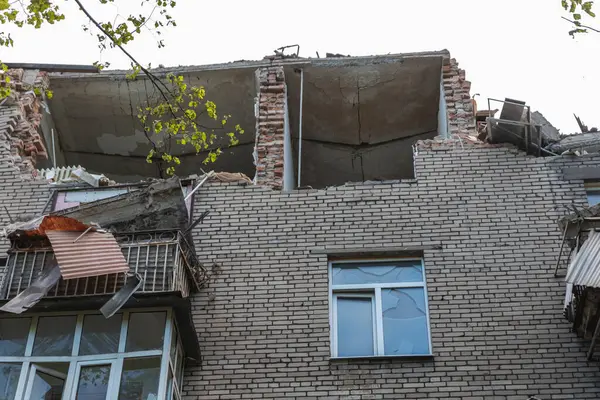 一枚俄罗斯导弹击中了乌克兰第聂伯市的一座住宅大楼 在24年4月19日大规模导弹袭击后被毁的公寓楼 战争的伤痕 袭击的后果 图库图片