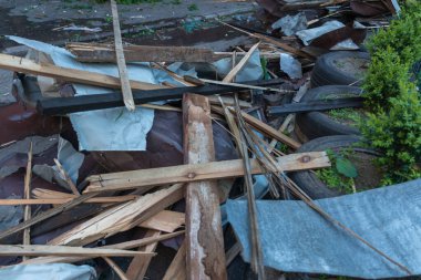 Kurtarma ekipleri yangını söndürüyor. Büyük bir roket saldırısından sonra hasar görmüş bir yerleşim yeri. Çok duman var. Ev yanıyor..