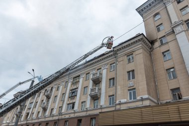 Bir Rus füzesi Ukrayna 'nın Dnipro şehrindeki bir yerleşim yerine isabet etti. 04.19.24 'teki büyük bir füze saldırısından sonra apartman hasar gördü. Savaş yaraları. Saldırının sonuçları.