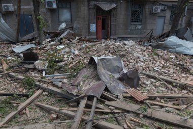 Bir Rus füzesi Ukrayna 'nın Dnipro şehrindeki bir yerleşim yerine isabet etti. 04.19.24 'teki büyük bir füze saldırısından sonra apartman hasar gördü. Savaş yaraları. Saldırının sonuçları.