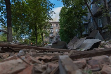 Bir Rus füzesi Ukrayna 'nın Dnipro şehrindeki bir yerleşim yerine isabet etti. 04.19.24 'teki büyük bir füze saldırısından sonra apartman hasar gördü. Savaş yaraları. Saldırının sonuçları.