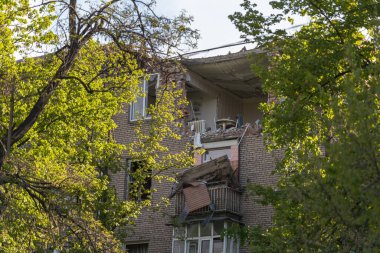 Bir Rus füzesi Ukrayna 'nın Dnipro şehrindeki bir yerleşim yerine isabet etti. 04.19.24 'teki büyük bir füze saldırısından sonra apartman hasar gördü. Savaş yaraları. Saldırının sonuçları.