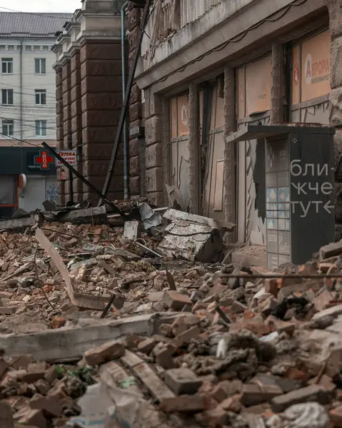 Bir Rus füzesi Ukrayna 'nın Dnipro şehrindeki bir yerleşim yerine isabet etti. 04.19.24 'teki büyük bir füze saldırısından sonra apartman hasar gördü. Savaş yaraları. Saldırının sonuçları.