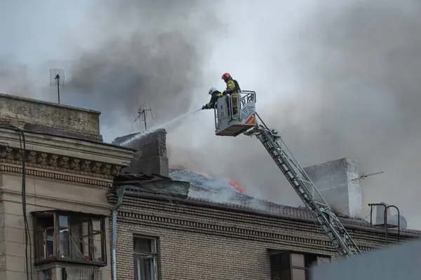 Ratownicy Gaszą Pożar Uszkodzony Budynek Mieszkalny Masowym Ataku Rakietowym Ciężki Obraz Stockowy