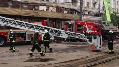 Bir Rus füzesi Ukrayna 'nın Dnepr şehrindeki bir yerleşim yerine isabet etti. Büyük bir füze saldırısından sonra apartman hasar gördü. Saldırının sonuçları..