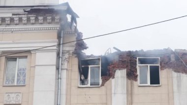 Bir Rus füzesi Ukrayna 'nın Dnepr şehrindeki bir yerleşim yerine isabet etti. Büyük bir füze saldırısından sonra apartman hasar gördü. Saldırının sonuçları..