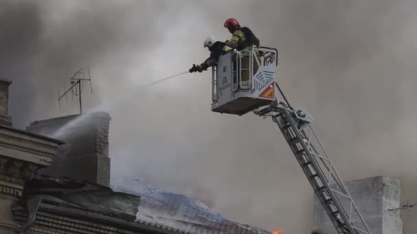 구조대원들이 있어요 엄청난 손상된 주거용 무거운 불타고 있어요 — 비디오