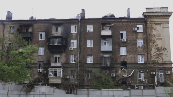 Los Rescatistas Están Apagando Fuego Edificio Residencial Dañado Después Ataque — Vídeos de Stock