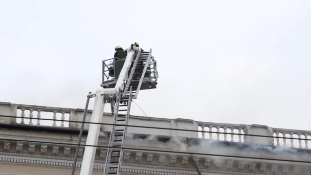 Ratownicy Gaszą Pożar Uszkodzony Budynek Mieszkalny Masowym Ataku Rakietowym Ciężki — Wideo stockowe