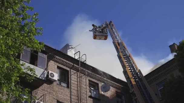 Záchranáři Uhasili Ten Oheň Poškozená Obytná Budova Mohutném Raketovém Útoku — Stock video