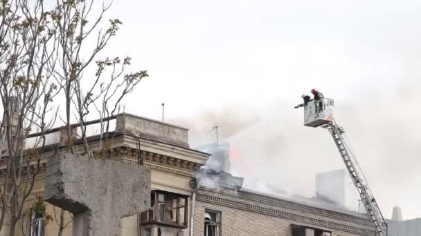 Záchranáři Uhasili Ten Oheň Poškozená Obytná Budova Mohutném Raketovém Útoku — Stock video