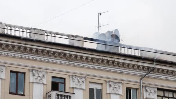 救助隊が火を消している 大規模なロケット攻撃の後に破壊された住宅の建物 重い煙で 家は燃えている — ストック動画