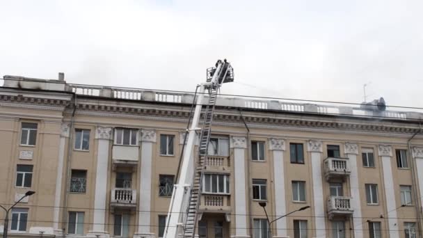 Soccorritori Stanno Spegnendo Incendio Edificio Residenziale Danneggiato Dopo Massiccio Attacco — Video Stock