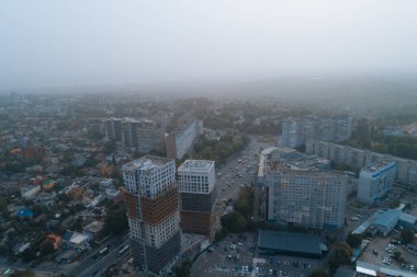 Dnipto şehrinin havadan görünüşü, Ukrayna sisli. Şehir manzarası. Panoramik manzara. Sisli metropol. Hayalet kasaba. Atmosferik çekim.